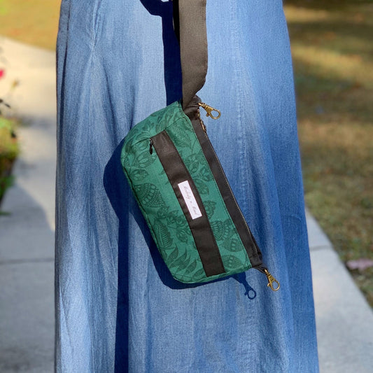 Green & Black Foliage Casual Wristlet